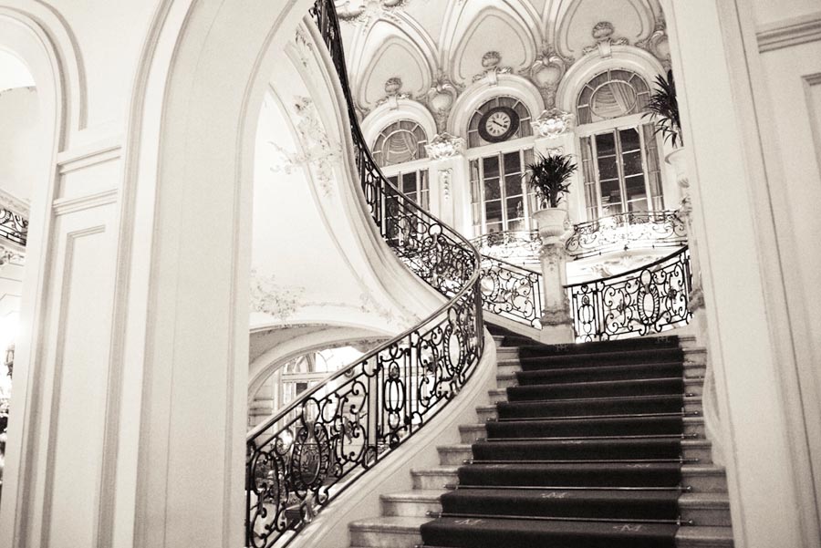 Preciosa escalinata del Casino de Madrid. Algo necesario para tu reportaje de boda
