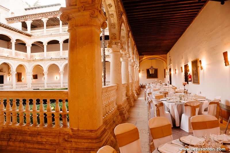 Aspecto de las mesas puestas antes de celebrar el banquete en el claustro del Monasterio de Lupiana