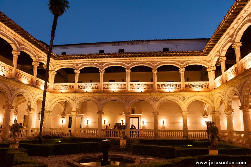 Imagen nocturna del claustro del Monasterio de Lupiana