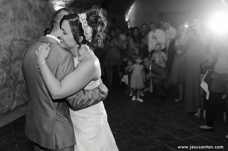 Pareja de novios bailando en el Monasterio de Lupiana
